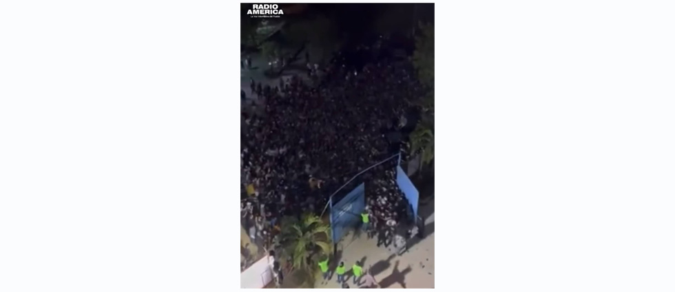 Seguridad en concierto de Bad Bunny falla en Honduras y decenas de personas ingresan a la fuerza