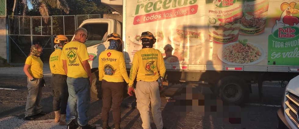 Hombre pierde la vida camino a su trabajo tras ser arrollado en Soyapango