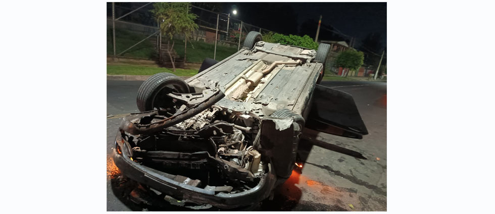 Quitan placas a vehículo tras accidente pero olvidan reconocimiento con nombre otorgado por comunidad LGBTIQ+