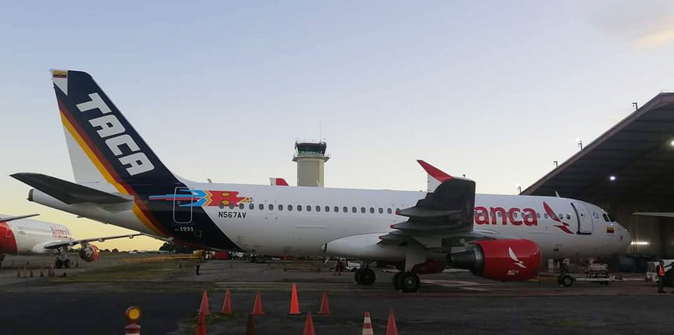 Se viraliza avión pintado con los colores de TACA