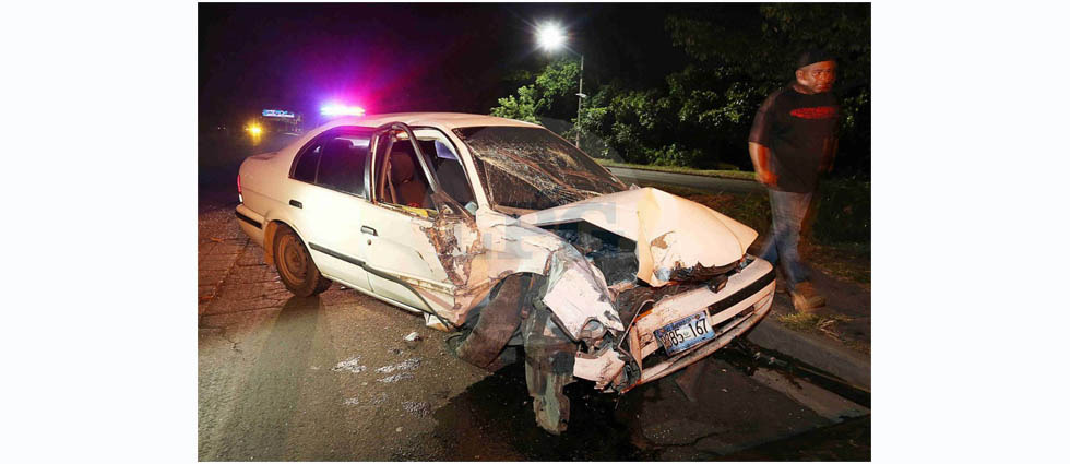 Rastra provoca que automovilista se estrelle contra un árbol
