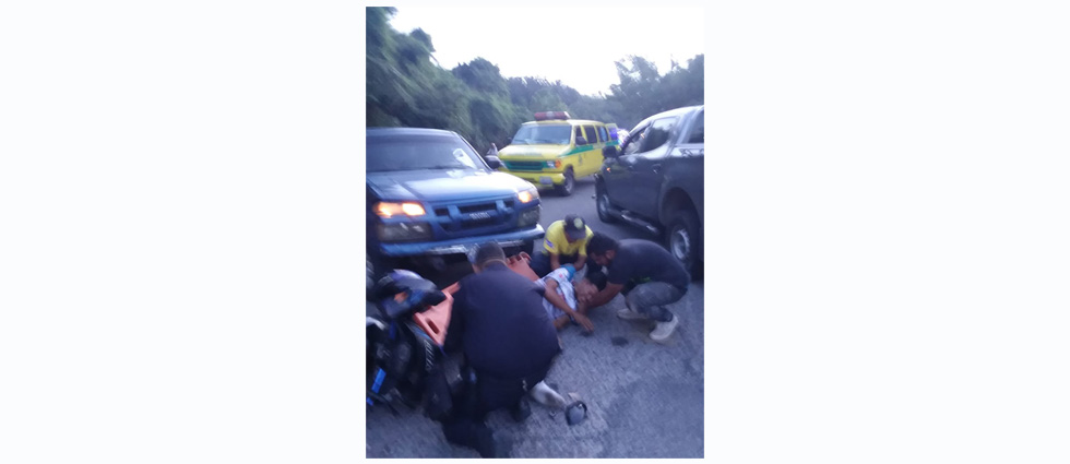 Motociclista acaba en el hospital tras ser embestido por un automovilista en la Troncal del Norte