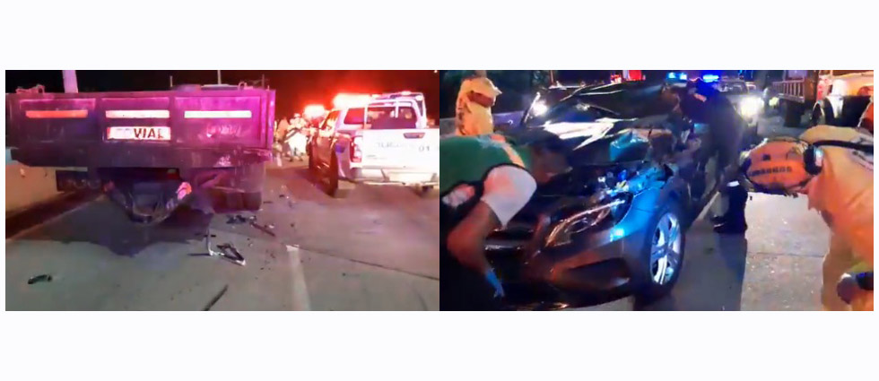 Rescatan a hombre mayor tras quedar atrapado en la cabina tras chocar contra un camión