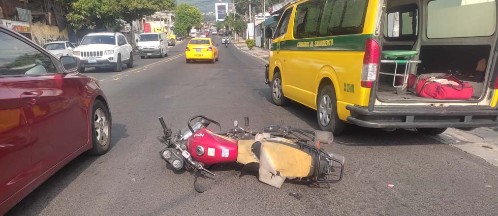 Joven acaba en el hospital tras accidente de tránsito en San Salvador