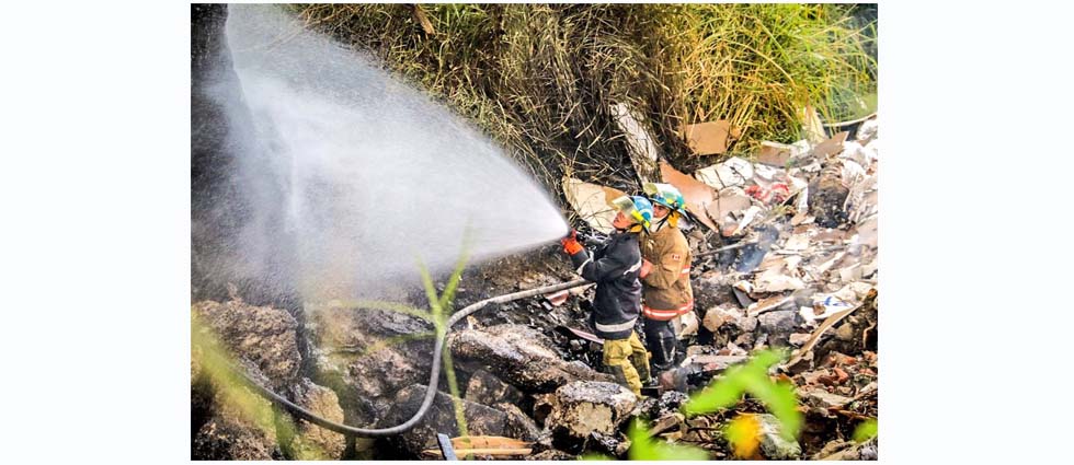 Sofocan incendio en terreno baldío que era utilizado como basurero