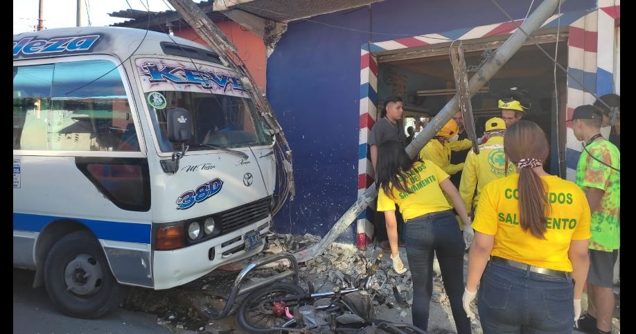 Microbusero choca con una vivienda y se lleva a su paso una moto en Apopa