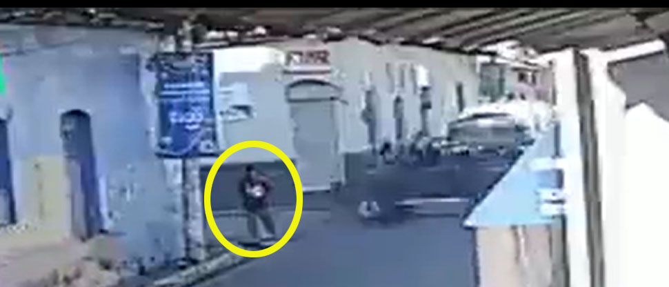 Peatón es lanzado por los aires tras ser embestido por pick up en San Miguel