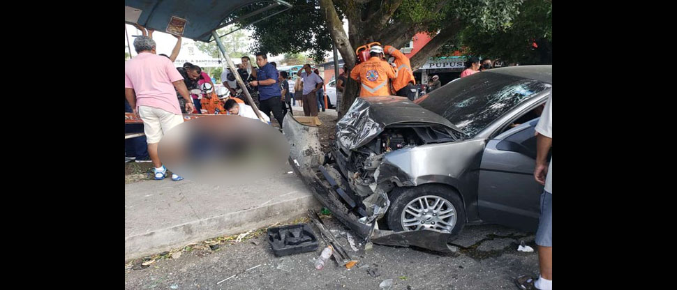 Trasladan de emergencia al hospital a dos personas lesionadas en accidente en San Vicente