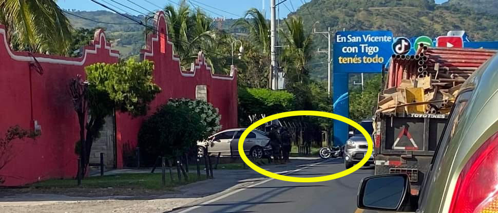 Motocicleta choca contra automóvil que ingresaba a motel en San Vicente