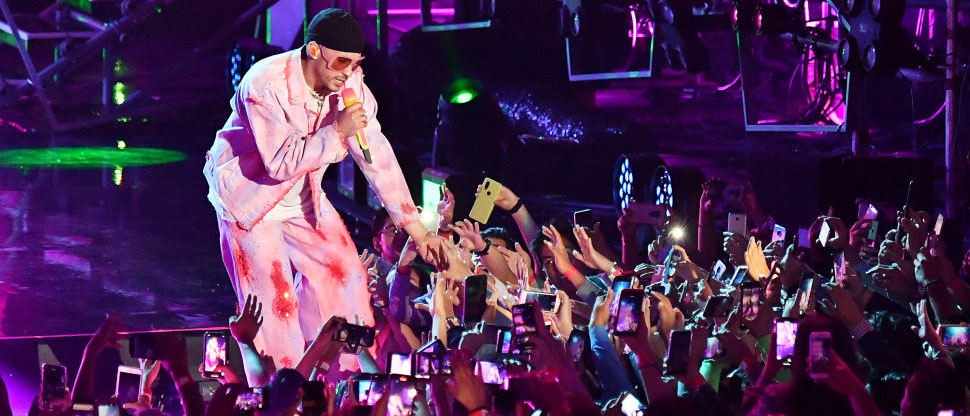 Mujer se autolesiona para incapacitarse para faltar a trabajar y no perderse el concierto de Bad Bunny