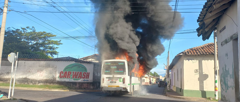 Voraz incendio reduce a cenizas un bus del transporte colectivo en San Miguel