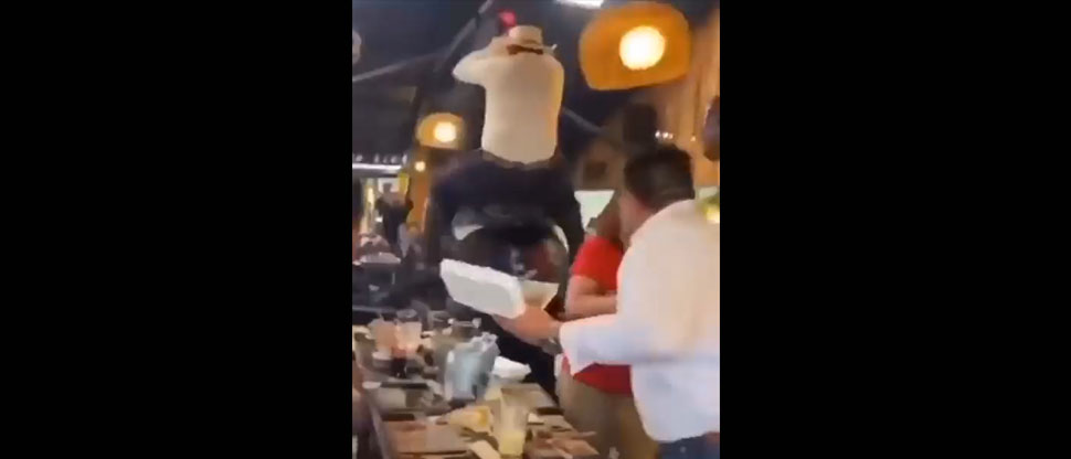 Caballo descontrolado destroza el interior de un restaurante de garnachas en Jutiapa