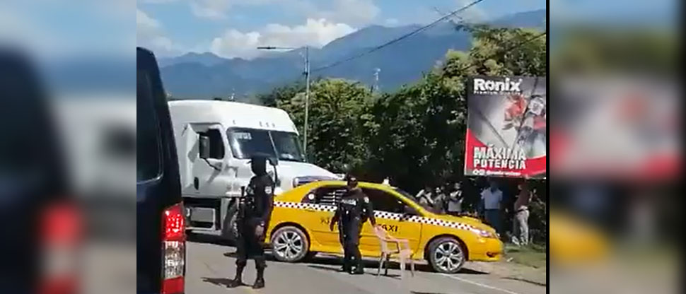Trasladan al hospital a lesionados en choque entre rastra y taxi en Metapán