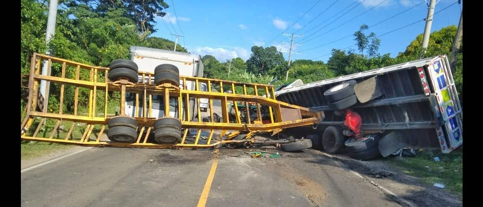 Aparatoso choque entre camiones bloquea la carretera Panamericana, en San Vicente 