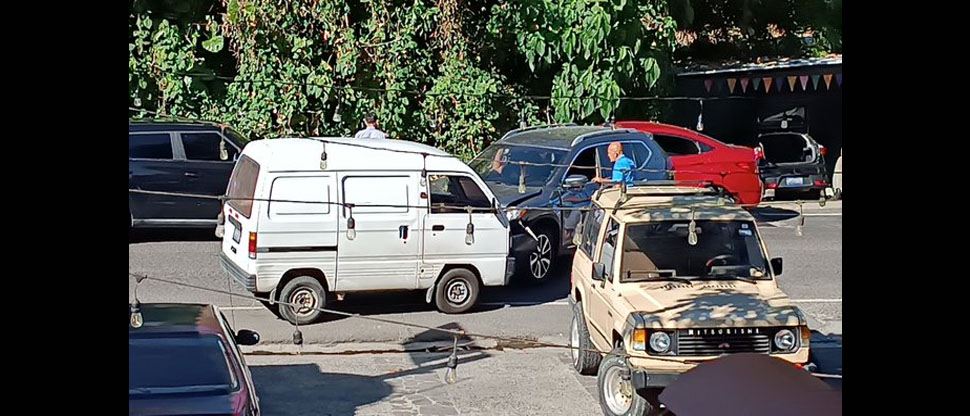 Camioneta choca contra panelito tras hacer giro a la izquierda en carretera a Los Planes de Renderos