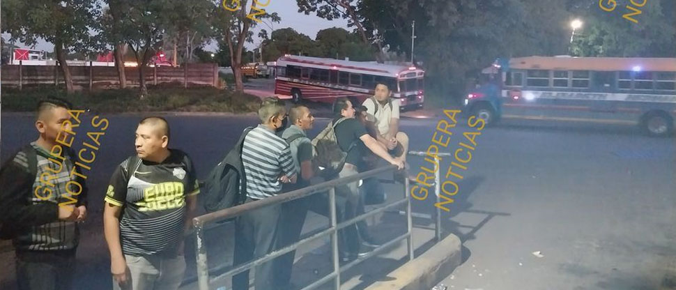 Conflicto entre microbuseros y dueños de terminal de Sonsonate deja varados a usuarios