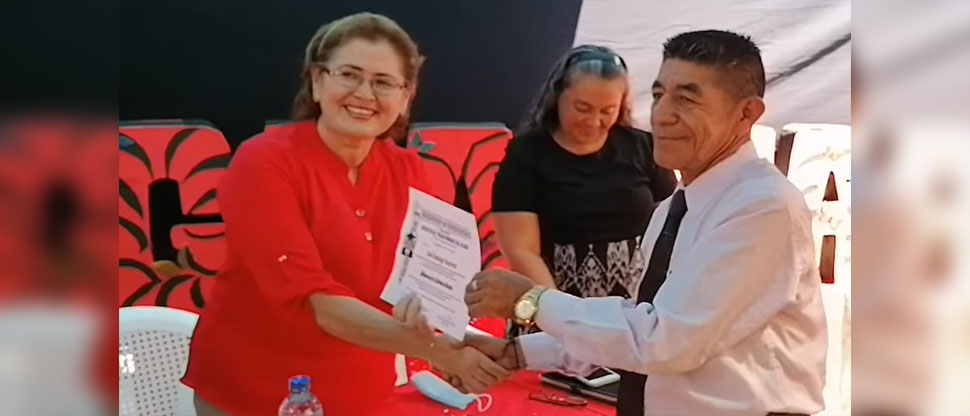 Querer es poder: A sus 61 años don Domingo Navarrete concluye sus estudios de noveno grado