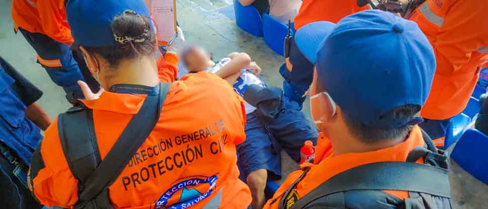 Auxilian a fans de Bud Bunny tras presentar problemas de salud en su entrada al Cuscatlán