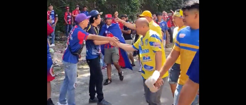 Aficionados de FAS reciben con aplausos y apretones de manos a la barra del Jocoro