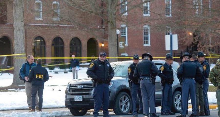 Tirador que ultimó a tres personas en la Universidad de Virginia sigue prófugo