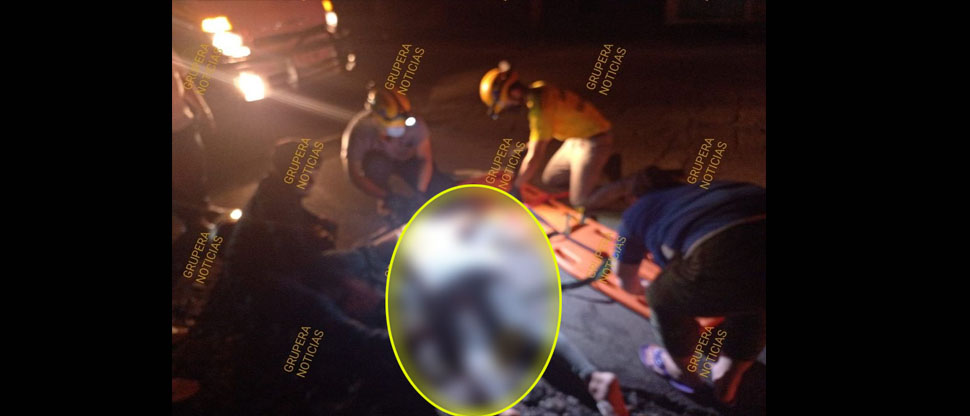 Pick up choca contra hermanos que se conducían en su moto y huye de la escena