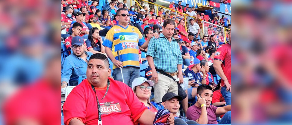 Aficionado del Jocoro con discapacidad alentó a su equipo sin importar las barreras