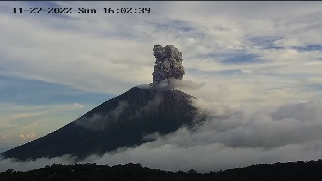 Declaran alerta por actividad eruptiva en el volcán de San Miguel