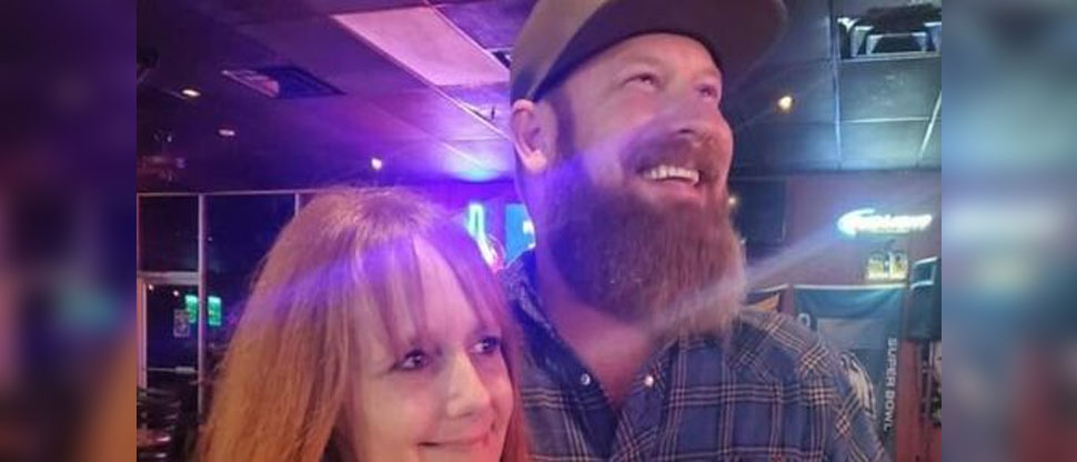 Cantante de música country fallece pocas horas después de su boda