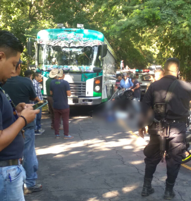 Joven pierde la vida y queda debajo de las llantas de bus tras ser ...