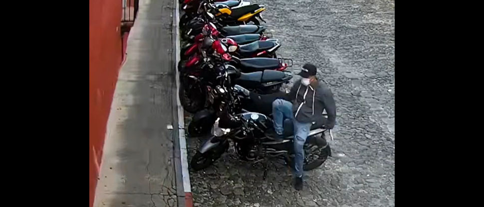 Con las manos en la masa: Atrapan a ladrón de motos en la Antigua Guatemala