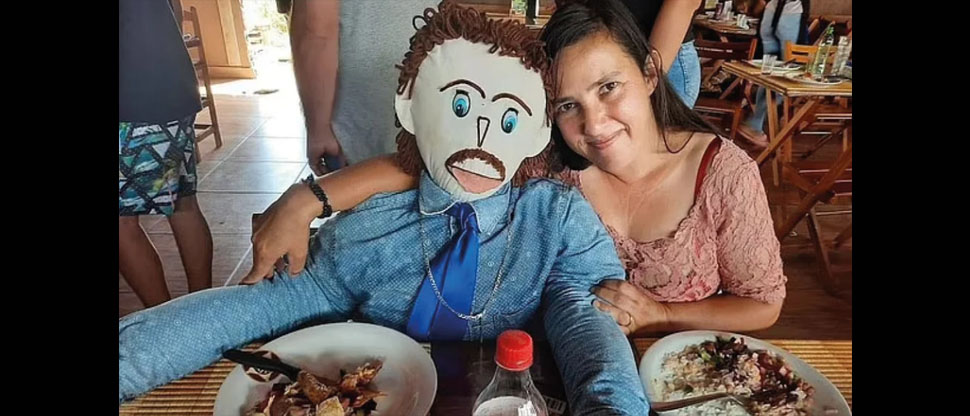 Mujer que se casó con muñeco de trapo para que no la engañaran ahora acusa a su marido de infiel
