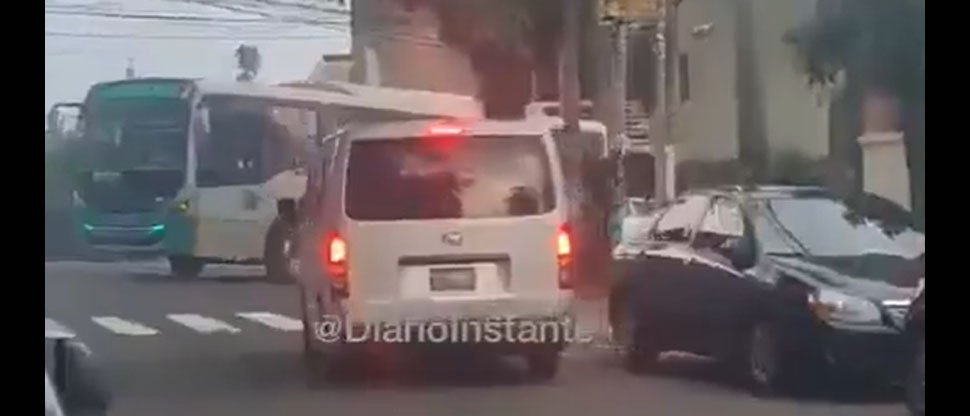 Captan a microbusero «pirata» circulando a gran velocidad y en sentido contrario