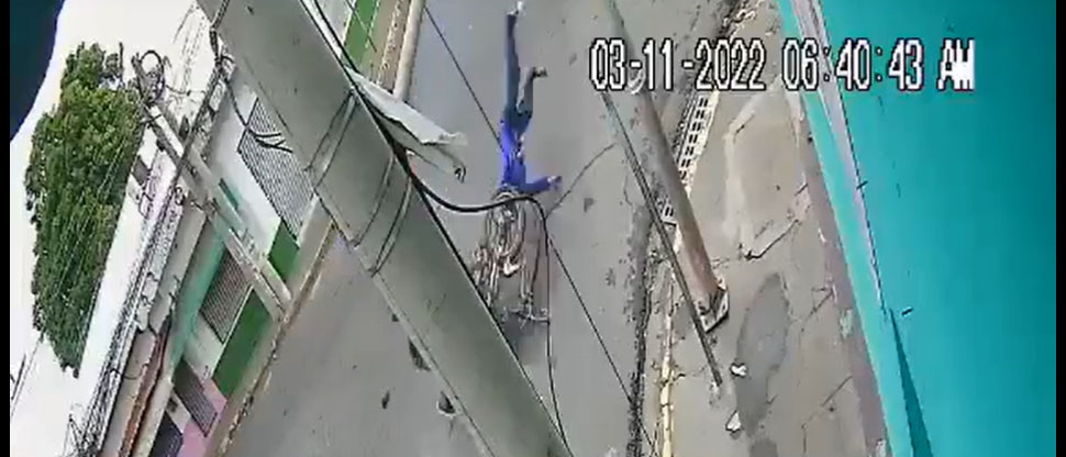 Captan cuando motociclista embiste a ciclista y salen impulsados por los aires en San Miguel