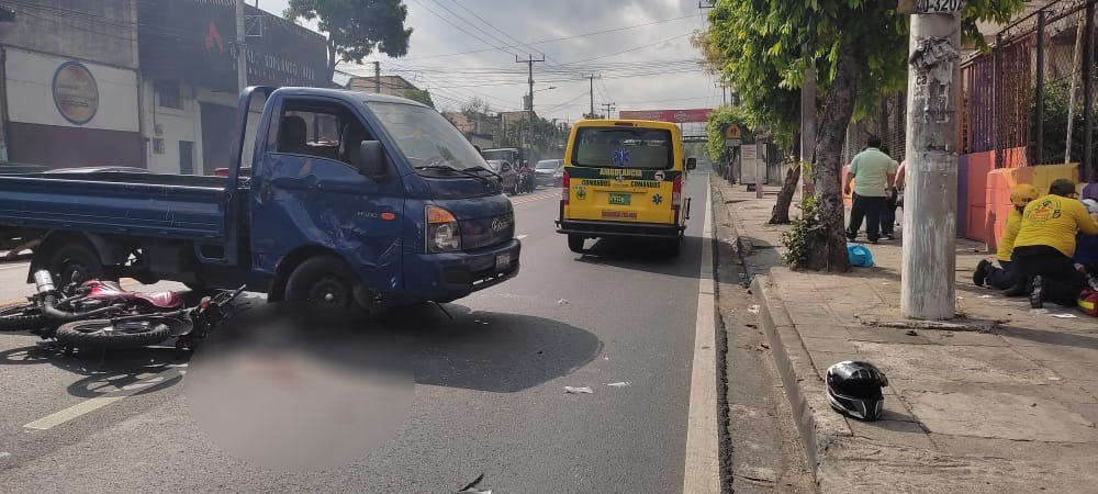 Motociclista resulta lesionado tras chocar contra camión que hizo un giro prohibido