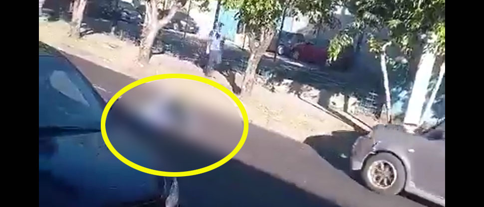 Motociclista queda tendido en el asfalto tras ser embestido por automóvil cerca de la Universidad Nacional