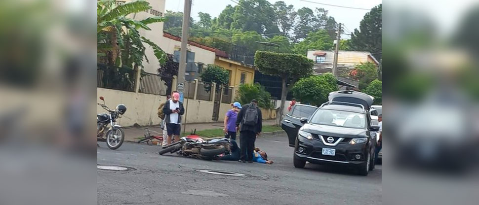 Automovilista embiste a motociclista y lo deja tirado en la calle en Santa Ana