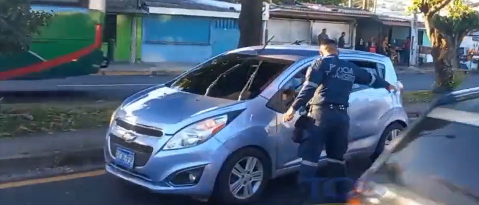 Automovilista supuestamente ebrio maneja en sentido contrario y choca contra bus de la ruta 201