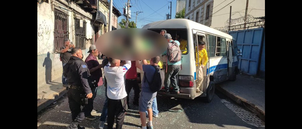 Choque entre microbuses de las rutas 24 y 38 deja como saldo ocho pasajeros lesionados