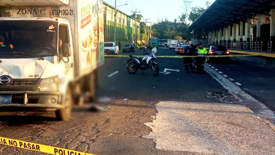 Peatón fallece atropellado por un camión en la entrada de la terminal Nuevo Amanecer