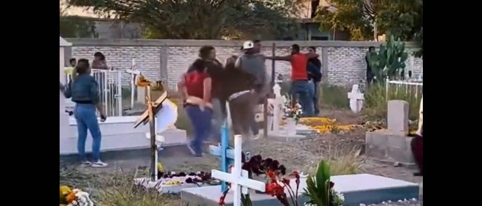 Discusión por herencia termina en batalla campal en pleno cementerio