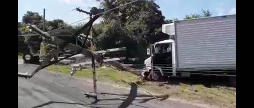 Camión choca contra poste y lo derriba en la carretera Litoral, Usulután 