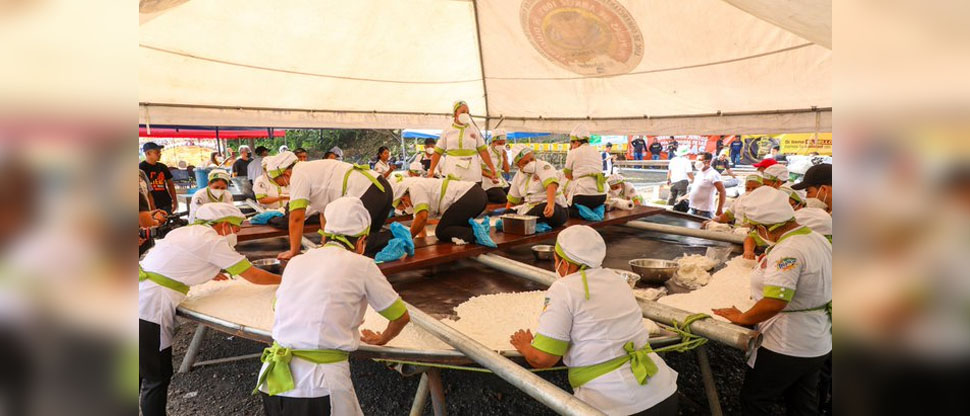 Nuevo Récord: Preparan la pupusa más grande del mundo