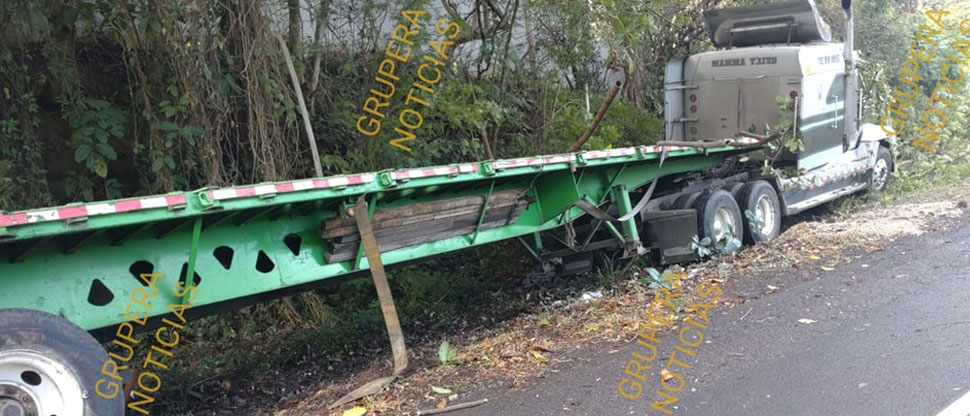 Rastra que transportaba chatarra se accidenta en carretera a Acajutla, esparciendo restos en la vía