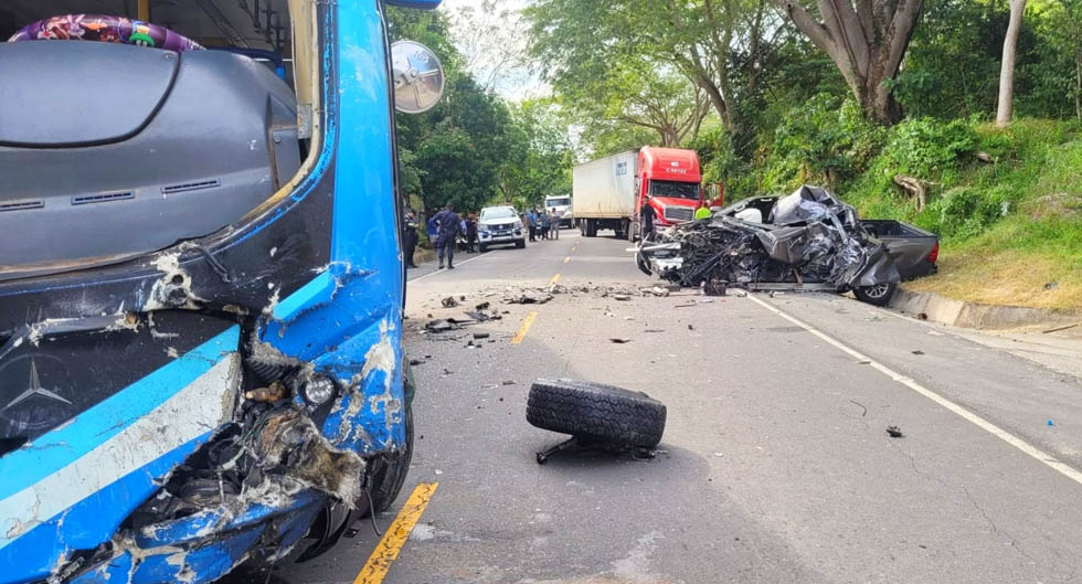 Un fallecido y varios lesionados tras un triple choque en Chalatenango