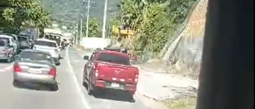 Denuncian a conductores que hacen tercer carril en la carretera a Comalapa