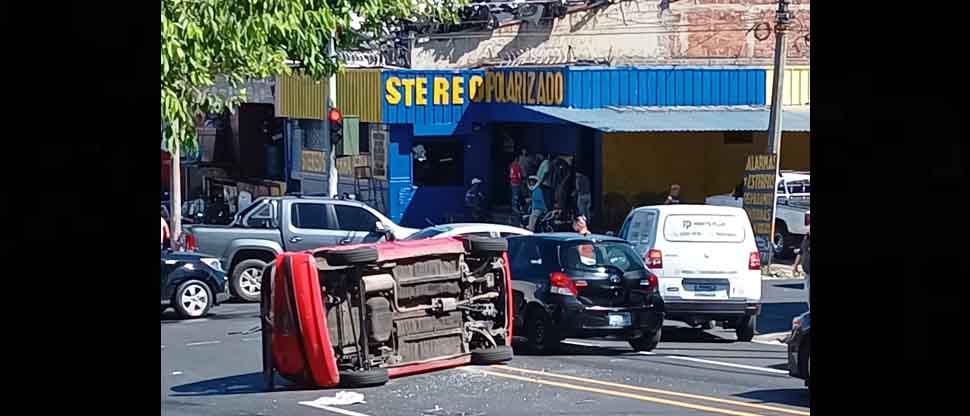 Reportan vehículo volcado en 29 calle Poniente, San Salvador