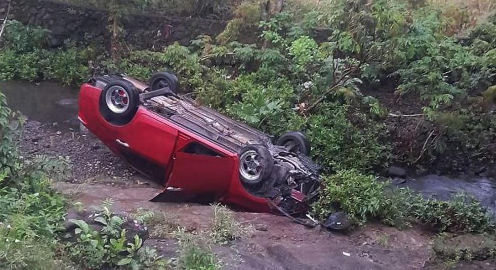 Conductor vuelca y abandona su vehículo en Pasaquina, La Unión
