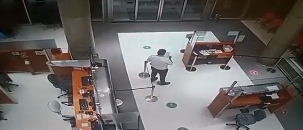 Paranormal: Captan a vigilante de hospital hablando con el fantasma de una mujer