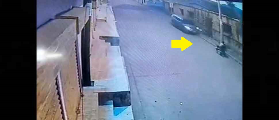 VIDEO: Conductor huye tras atropellar a hombre en silla de ruedas