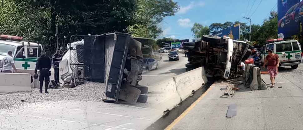 Camión arenero vuelca en carretera al Puerto de La Libertad